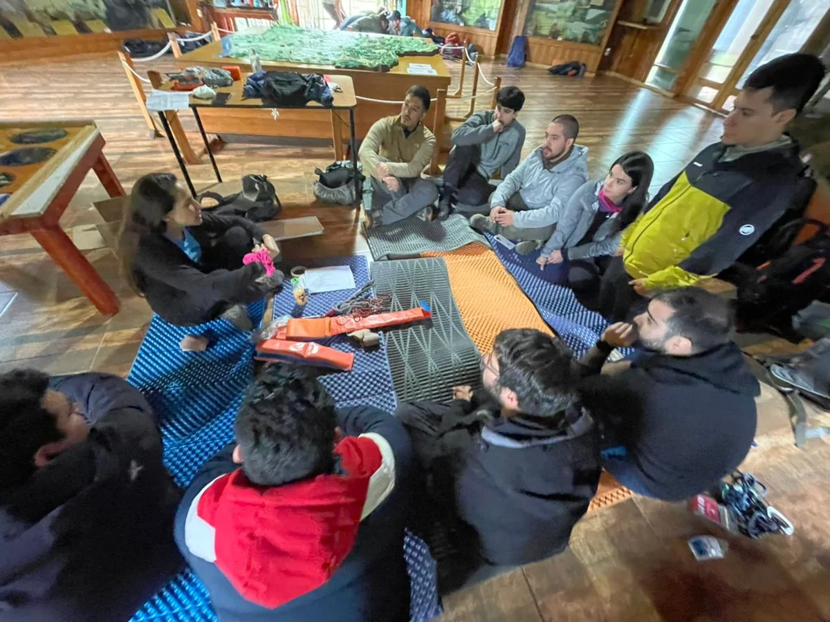 Grupo trabajando con material de primeros auxilios en una formación
